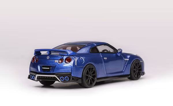 MotorHelix 1:64 Nissan GT-R (R35) Track Edition in Bayside Blue