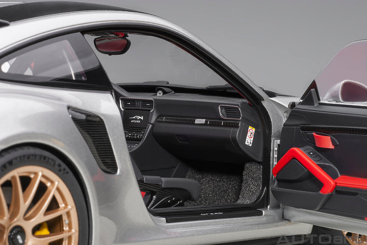 AUTOart 1:18 Porsche 911 (991.2) GT2 RS Weissach Package in GT Silver