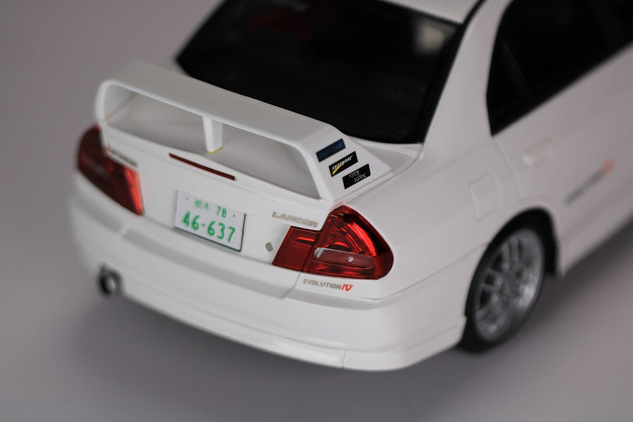 Pop Race 1/18 Mitsubishi Lancer EVO IV in White